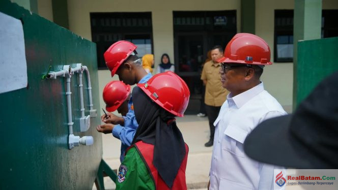
					Wakil Gubernur Kepri, Nyanyang Haris Pratamura menyaksikan siswa SMK Negeri 11 Kota Batam melaksanakan praktik lapangan. Berkunjung, Kamis (8/10/2026), Wagub mengingatkan para siswa untuk bijak memanfaatkan teknologi