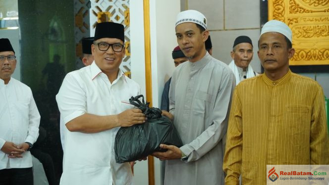 
					Wakil Gubernur Kepri, Nyanyang Haris Pratamura menyerahkan paket sembako kepada jamaah Masjid Jami' Miftahul Falah, Jalan Ganet Tanjungpinang dalam kegiata Jumat Berkah, Jumat (16/10/2026). 