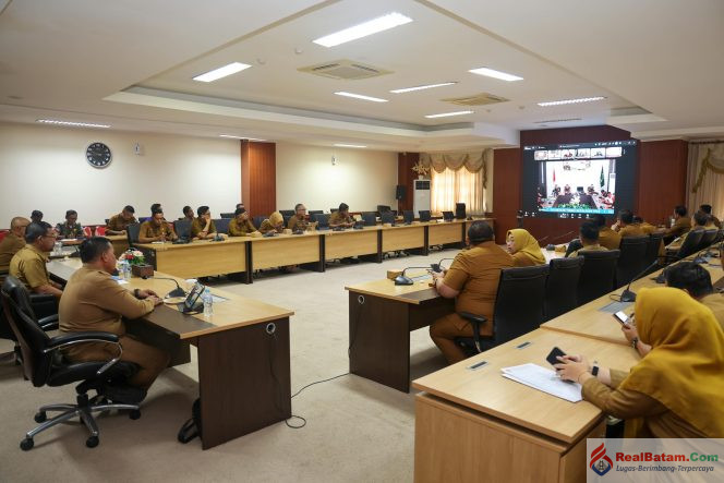 
					Sosialisasi ASLINMAS dilaksanakan secara daring dari ruang rapat utama Kantor Gubernur Kepri, Senin (12/10/2026). 