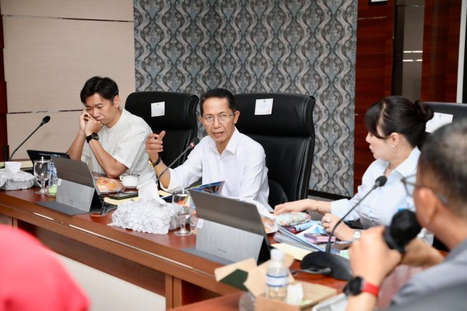 
					Wali Kota Batam, Amsakar Achmad, bersama Wakil Wali Kota Batam, Li Claudia Chandra, memimpin Rapat Koordinasi Antisipasi dan Pengendalian Banjir Kota Batam di Kantor Wali Kota Batam, Kamis (1/10/2026). 