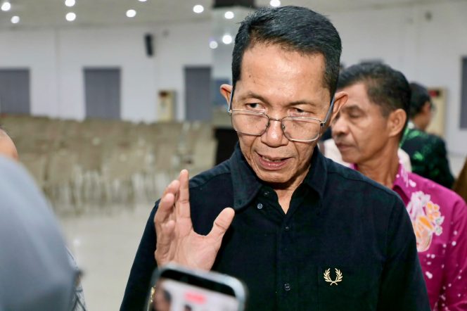 
					Wali Kota Batam, Amsakar Achmad, memberi keterangan kepada wartawan usai silaturahmi RT, RW, dan LPM se-Kecamatan Batu Aji di Aula UNRIKA Batam, Jumat (2/10/2026). 