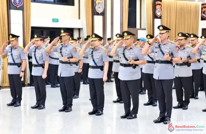 
					Sertijab Malam Hari, Suyudi Naikkan Pangkat 23 Pati Polri