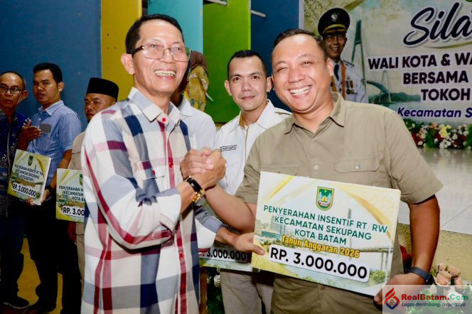
					Wali Kota Batam, Amsakar Achmad, menyerahkan insentif saat menghadiri Silaturahmi bersama RT/RW, LPM, dan Tokoh Masyarakat se-Kecamatan Sekupang di Aula SMP Kartini Sei Harapan, Kecamatan Sekupang, Minggu (4/10/2026) malam. 