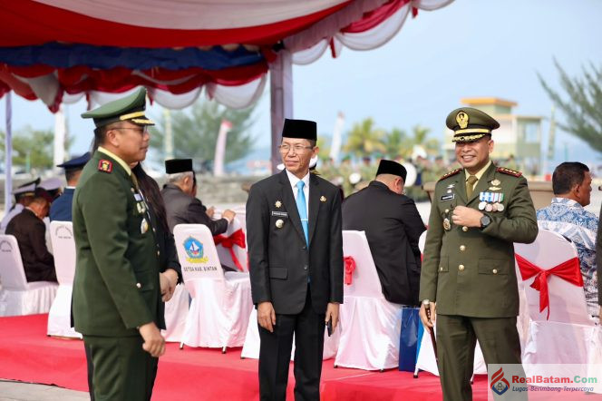 
					Wali Kota Batam, Amsakar Achmad, menghadiri Upacara HUT ke-81 TNI tingkat Provinsi Kepulauan Riau di Tugu Sirih, Tanjungpinang, Senin (5/10/2026). 