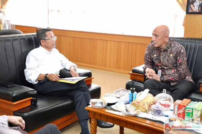 
					Wali Kota Batam, Amsakar Achmad, berbincang dengan Wakil Rektor IPDN Bidang Administrasi, Arief M. Edie, di Kantor Wali Kota Batam, Senin (5/10/2026). 