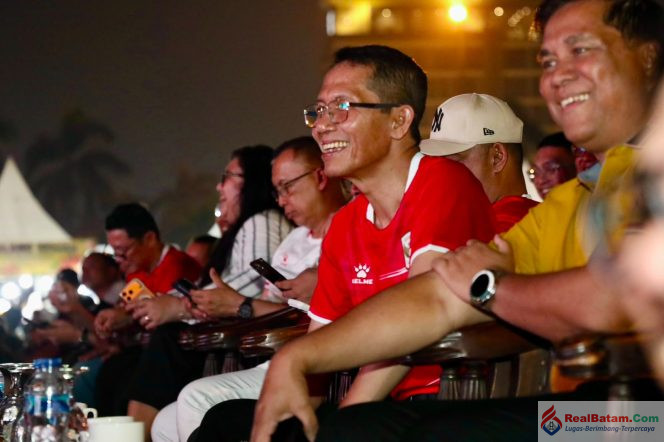 
					Wali Kota Batam, Amsakar Achmad, nobar Final FIFA ASEAN Cup 2026 bersama ribuan warga di Dataran Engku Putri, Batam Centre, Senin (5/10/2026). 