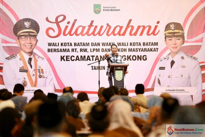 
					Wali Kota Batam, Amsakar Achmad, menyampaikan sambutan saat silaturahmi bersama RT, RW, LPM se-Kecamatan Bengkong di Golden Prawn, Selasa (6/10/2026). 