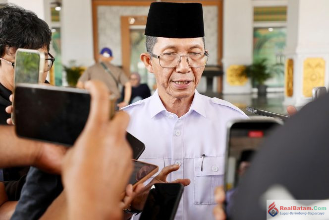 
					Wali Kota Batam, Amsakar Achmad, memberi keterangan kepada awak media usai sidang paripurna di DPRD Kota Batam, Rabu (7/10/2026). 