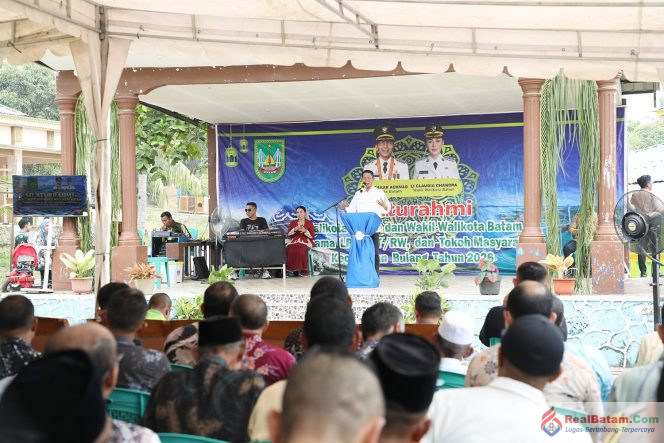 
					Wali Kota Batam, Amsakar Achmad, menyampaikan sambutan saat silaturahmi bersama RT, RW, dan LPM se-Kecamatan Bulang, Kamsi (8/10/2026). 