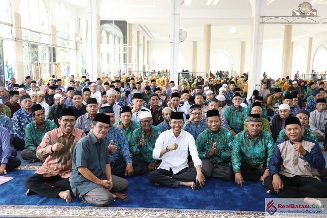 
					Wali Kota Batam, Amsakar Achmad, bersama tokoh agama Bengkong, Batu Ampar, dan Lubuk Baja saat silaturahmi di Masjid Baitul Makmur, Batu Ampar, Kamis (8/10/2026). 
