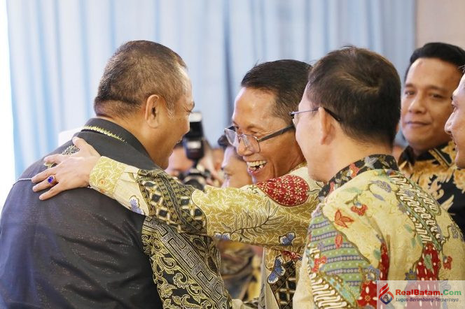 
					Wali Kota Batam, Amsakar Achmad, menyalami dan berbincang dengan Kapolda Kepri, Irjen Pol Suhendri saat pisah sambut di Hotel Radisson, Batam, Jumat (9/10/2026) malam. 