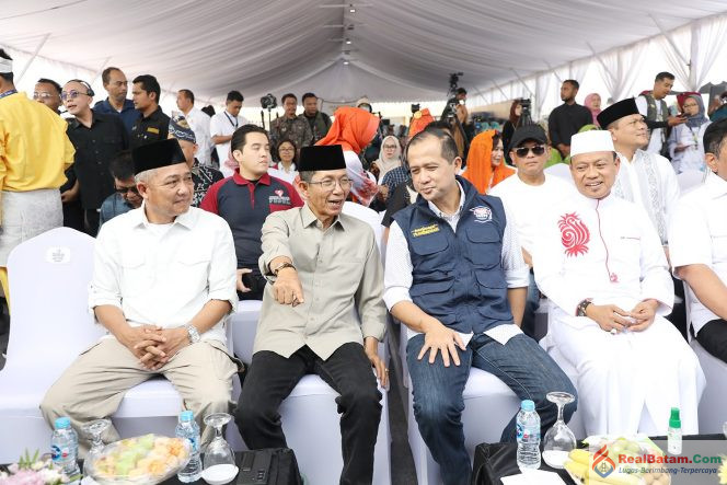 
					Wali Kota Batam, Amsakar Achmad, berbincang dengan Menteri Transmigrasi, Muhammad Iftitah Sulaiman, saat menghadiri Festival Transmigrasi 2026 dan Doa untuk Negeri bersama KH Das’ad Latif, Ph.D., di SP 1 Tanjung Banon, Rempang Eco City, Sabtu (10/10/2026). 