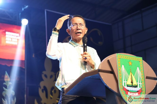 
					Warga Sagulung menyambut kehadiran Wali Kota Batam, Amsakar Achmad, saat Sagulung Merdeka Fest 2026 di Alun-Alun SP Plaza, Sabtu (10/10/2026) malam. 