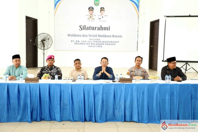 
					Wali Kota Batam, Amsakar Achmad, berbincang dengan tokoh agama saat silaturahmi bersama RT, RW, LPM dan tokoh masyarakat serta agama di Belakang Padang, Minggu (11/10/2026). 