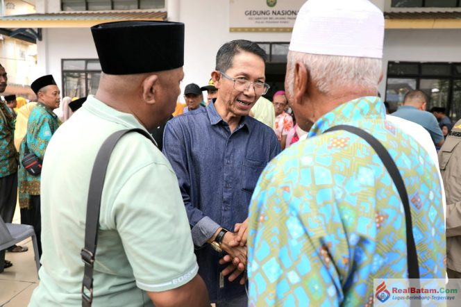 
					Wali Kota Batam, Amsakar Achmad, berbincang dengan tokoh agama saat silaturahmi bersama RT, RW, LPM dan tokoh masyarakat serta agama di Belakang Padang, Minggu (11/10/2026). 