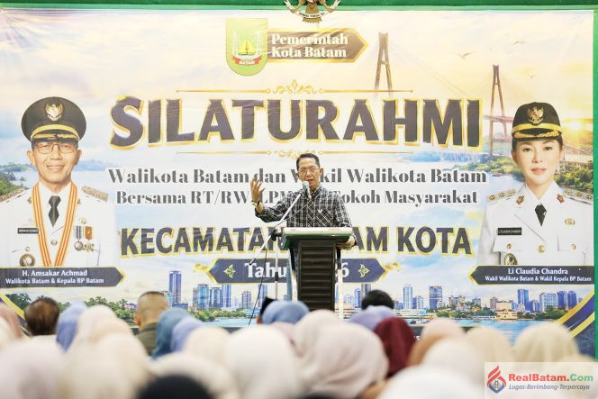 
					Wali Kota Batam, Amsakar Achmad, menyampaikan sambutan saat silaturahmi bersama RT/RW dan tokoh masyarakat Kecamatan Batam Kota di Aula PIH Batam Kota, Minggu (11/10/2026). 