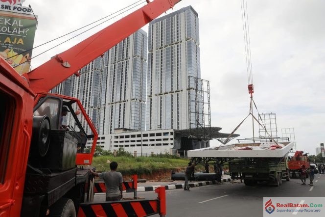
					Petugas menertibkan sejumlah reklame di Batam belum lama ini. 