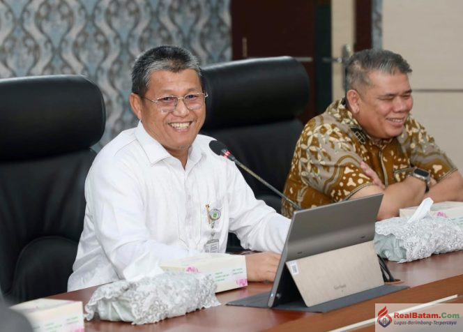 
					Sekda Batam, Firmansyah, didampingi Ketua Panitia HJB ke-197, Yusfa Hendri, memimpin rapat persiapan HJB ke-197 di Kantor Wali Kota Batam, Jumat (16/10/2026). 