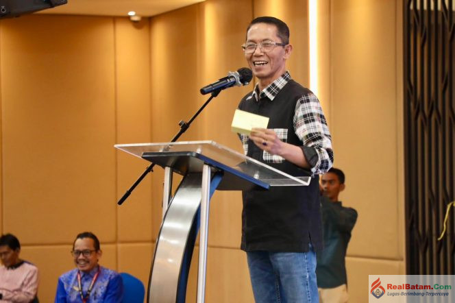 
					Wali Kota Batam, Amsakar Achmad, menyampaikan sambutan saat menghadiri silaturahmi bersama RT, RW, LPM se-Kecamatan Lubuk Baja di Ballroom Hotel AP Premier, Jumat (16/10/2026) malam. 