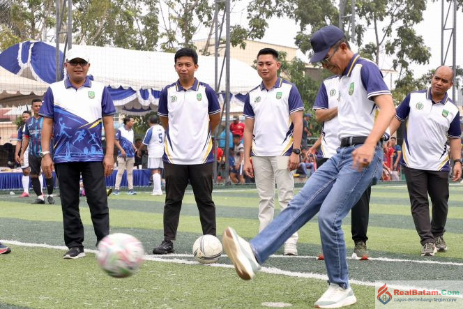 
					Wali Kota Batam, Amsakar Achmad, menendang bola saat membuka Kejuaraan Minisoccer dalam rangka HUT ke-26 DPRD Kota Batam di Lapangan Gama Minisoccer, Bengkong, Sabtu (17/10/2026). 