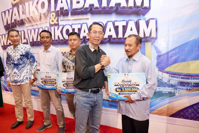 
					Wali Kota Batam, Amsakar Achmad, menyampaikan sambutan saat menghadiri silaturahmi bersama RT, RW, dan LPM se-Kecamatan Nongsa di Hokkie Hotel Batam, Kompleks Punggur Center, Kabil, Nongsa, Minggu (18/10/2026). 