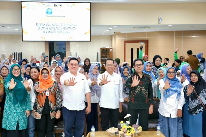 
					Sejumlah peserta Penyuluhan Peningkatan Kapasitas Perempuan dan Perlindungan Anak berswafoto bersama Wali Kota Batam, Amsakar Achmad, di Kantor Wali Kota Batam, Senin (19/10/2026). 