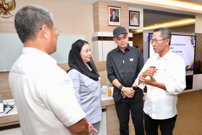 
					Wali Kota Batam, Amsakar Achmad, berbincang dengan Bupati Brebes, Paramitha Widya Kusuma, usai pertemuan di Kantor Wali Kota Batam, Selasa (20/10/2026).