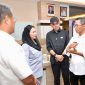 Wali Kota Batam, Amsakar Achmad, berbincang dengan Bupati Brebes, Paramitha Widya Kusuma, usai pertemuan di Kantor Wali Kota Batam, Selasa (20/10/2026).