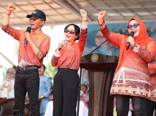 Wali Kota Batam, Amsakar Achmad, bersama Wakil Wali Kota Batam, Li Claudia Chandra, dan Ketua TP-PKK Batam, Erlita Amsakar, saat menghadiri Jambore PKK tahun lalu.