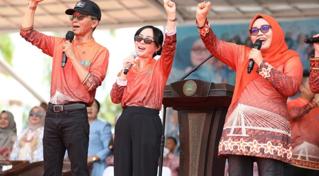 Wali Kota Batam, Amsakar Achmad, bersama Wakil Wali Kota Batam, Li Claudia Chandra, dan Ketua TP-PKK Batam, Erlita Amsakar, saat menghadiri Jambore PKK tahun lalu.