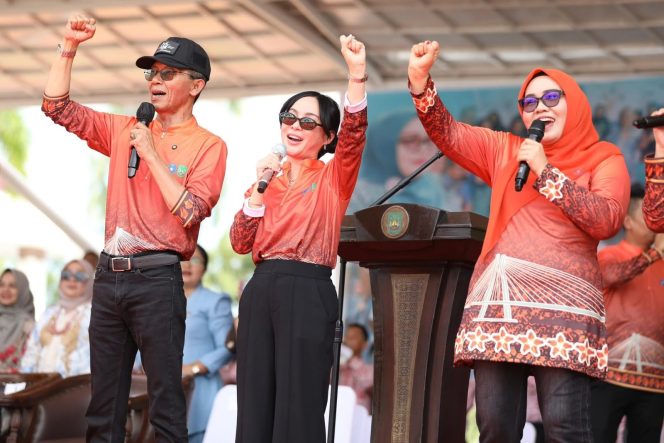 
					Wali Kota Batam, Amsakar Achmad, bersama Wakil Wali Kota Batam, Li Claudia Chandra, dan Ketua TP-PKK Batam, Erlita Amsakar, saat menghadiri Jambore PKK tahun lalu.