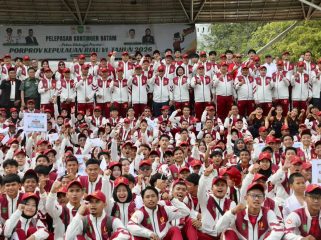 Sekda Batam, Firmansyah, bersama atlet Batam saat pelepasan atlet Porprov Kepri di Dataran Engku Putri, Batam, Selasa (27/10/2026). 