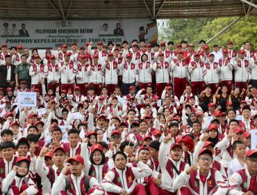 Sekda Batam, Firmansyah, bersama atlet Batam saat pelepasan atlet Porprov Kepri di Dataran Engku Putri, Batam, Selasa (27/10/2026). 