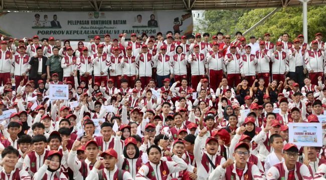 Sekda Batam, Firmansyah, bersama atlet Batam saat pelepasan atlet Porprov Kepri di Dataran Engku Putri, Batam, Selasa (27/10/2026). 