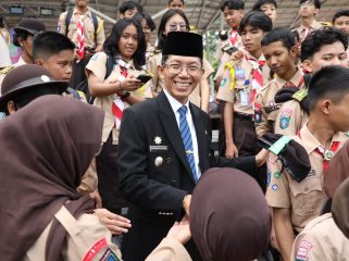 Wali Kota Batam, Amsakar Achmad, bersama sejumlah pemuda usai upacara peringatan Hari Sumpah Pemuda tingkat Kota Batam di Dataran Engku Putri, Batam Centre, Rabu (28/10/2026). 