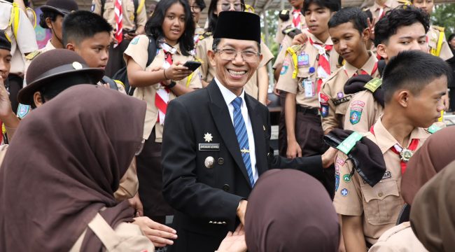 Wali Kota Batam, Amsakar Achmad, bersama sejumlah pemuda usai upacara peringatan Hari Sumpah Pemuda tingkat Kota Batam di Dataran Engku Putri, Batam Centre, Rabu (28/10/2026). 