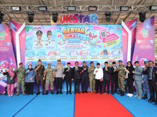 Wali Kota Batam, Amsakar Achmad, mengecek pelayanan di stan Gebyar Dukstar 2026 di Dataran Engku Putri, Batam Centre, Rabu (28/10/2026). 