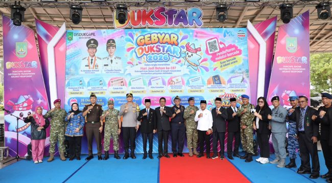 Wali Kota Batam, Amsakar Achmad, mengecek pelayanan di stan Gebyar Dukstar 2026 di Dataran Engku Putri, Batam Centre, Rabu (28/10/2026). 