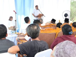 Anggota DPR RI dari Dapil Provinsi Kepulauan Riau HM Endipat Wijaya saat reses di Kabupaten Karimun. 