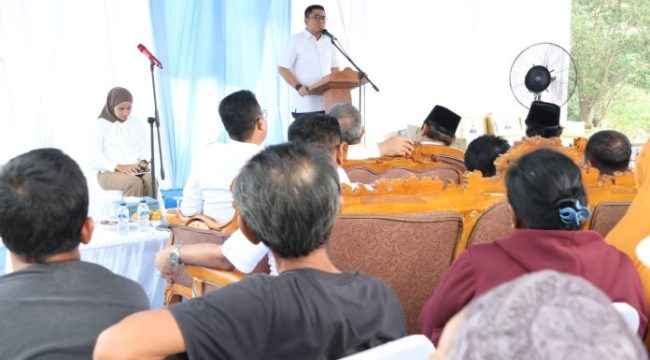 Anggota DPR RI dari Dapil Provinsi Kepulauan Riau HM Endipat Wijaya saat reses di Kabupaten Karimun. 