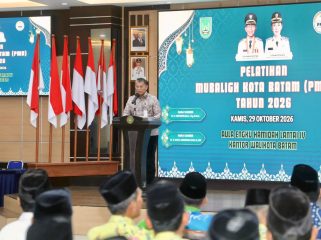 Sekda Batam, Firmansyah, menyampaikan sambutan saat membuka Pelatihan Mubaligh 