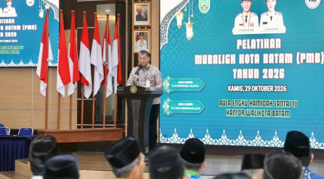 Sekda Batam, Firmansyah, menyampaikan sambutan saat membuka Pelatihan Mubaligh 