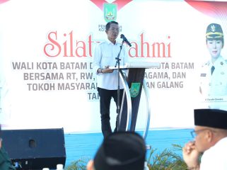 Wali Kota Batam, Amsakar Achmad, menyerap aspirasi warga saat silaturahmi bersama RT, RW, dan LPM se-Kecamatan Galang di Halaman Kantor Camat Galang, Kamis (29/10/2026). 