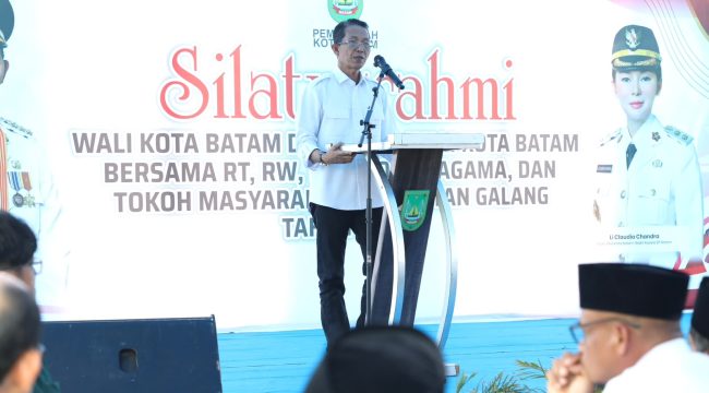 Wali Kota Batam, Amsakar Achmad, menyerap aspirasi warga saat silaturahmi bersama RT, RW, dan LPM se-Kecamatan Galang di Halaman Kantor Camat Galang, Kamis (29/10/2026). 