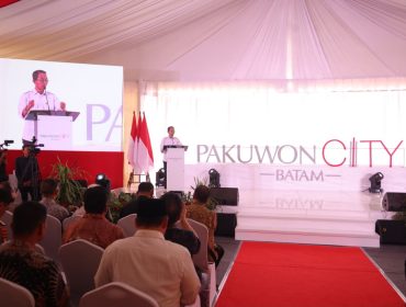 Wali Kota Batam Amsakar Achmad memberikan sambutan di acara groundbreaking pembangunan Pakuwon City Batam di Tanjung Uma, Batam, Kamis (29/10/2026). 