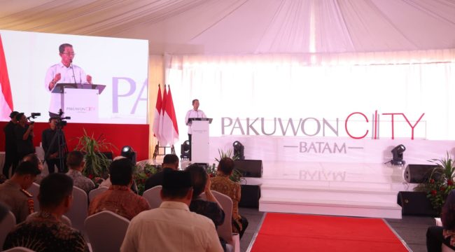 Wali Kota Batam Amsakar Achmad memberikan sambutan di acara groundbreaking pembangunan Pakuwon City Batam di Tanjung Uma, Batam, Kamis (29/10/2026). 
