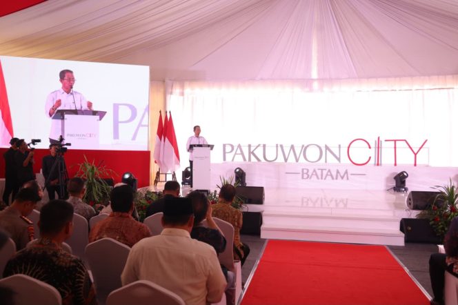 
					Wali Kota Batam Amsakar Achmad memberikan sambutan di acara groundbreaking pembangunan Pakuwon City Batam di Tanjung Uma, Batam, Kamis (29/10/2026). 