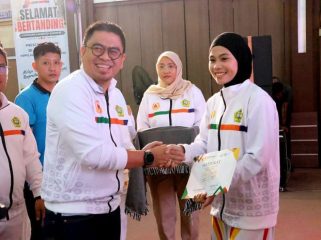 Anggota DPR RI HM Endipat Wijaya melepas kontingen asal Kabupaten Karimun. Endipat akan memberikan apresiasi apabila atlet Karimun berprestasi. 