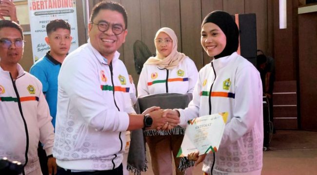 Anggota DPR RI HM Endipat Wijaya melepas kontingen asal Kabupaten Karimun. Endipat akan memberikan apresiasi apabila atlet Karimun berprestasi. 