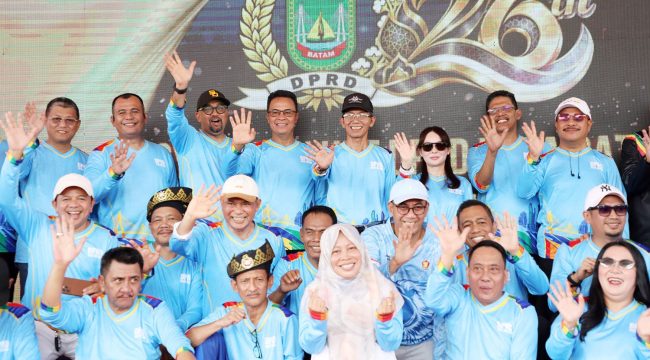 Wali Kota Batam, Amsakar Achmad, dan Wakil Wali Kota Batam, Li Claudia Chandra, bersama pimpinan dan anggota DPRD Batam dan sejumlah pejabat Batam saat perayaan HUT DPRD Batam, Sabtu (31/10/2026). 
